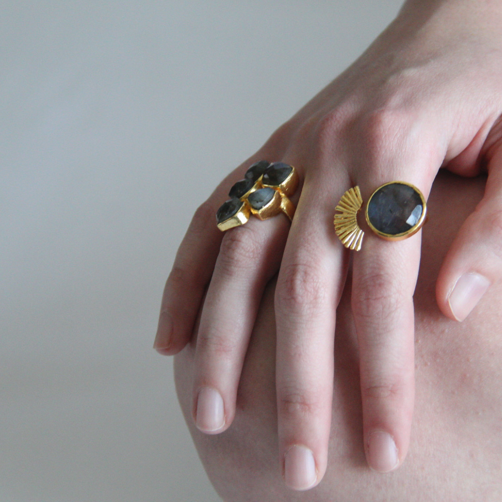 TAMARA, ANILLO CON PIEDRA NATURAL Y BAÑO DE ORO