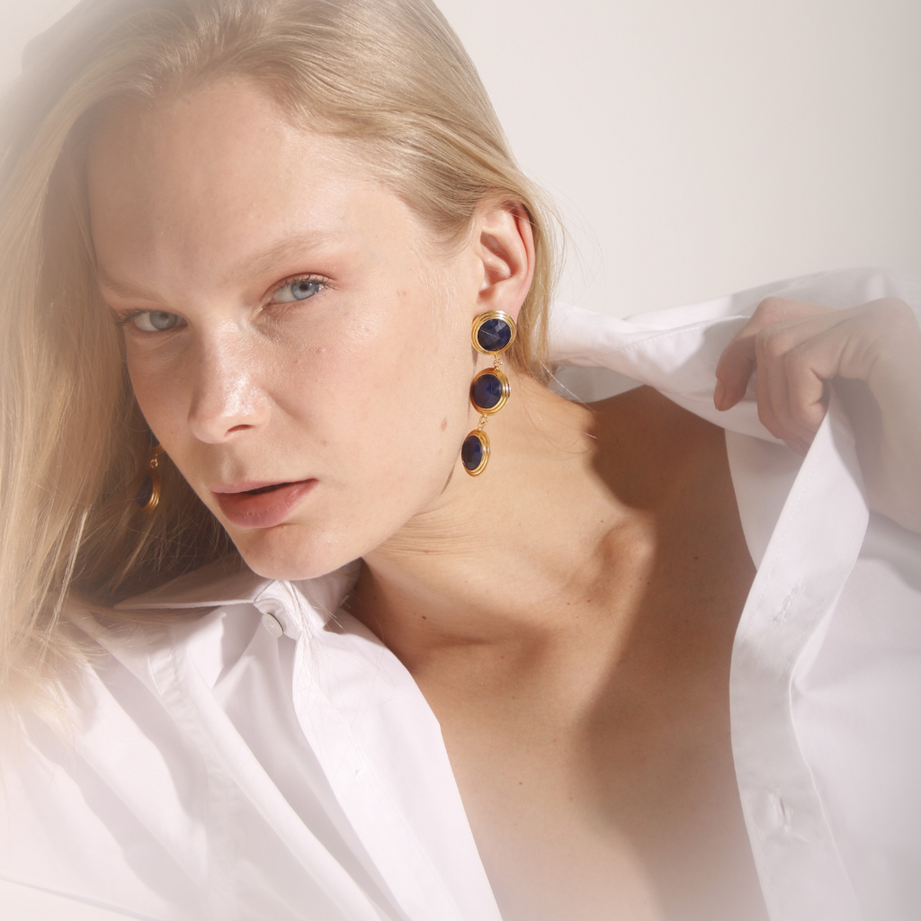 BERNARDA, ARETES CON PIEDRAS NATURALES Y BAÑO DE ORO.