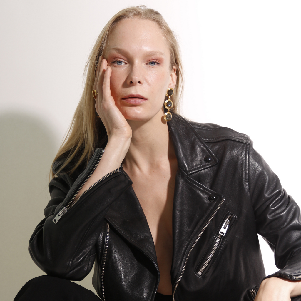 BERNARDA, ARETES CON PIEDRAS NATURALES Y BAÑO DE ORO.