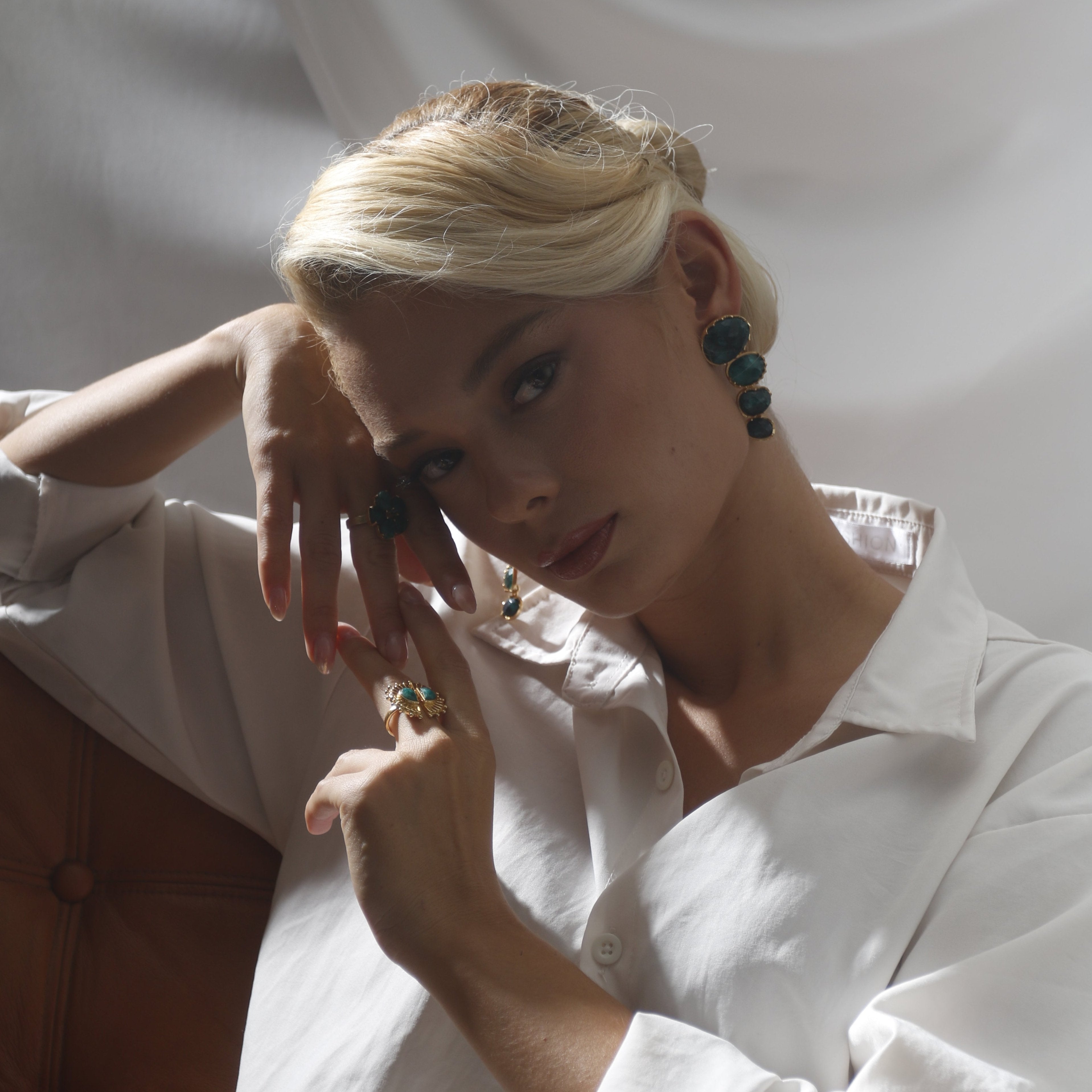 LARA, ARETES DESMONTABLES, CON PIEDRAS NATURALES Y BAÑO DE ORO