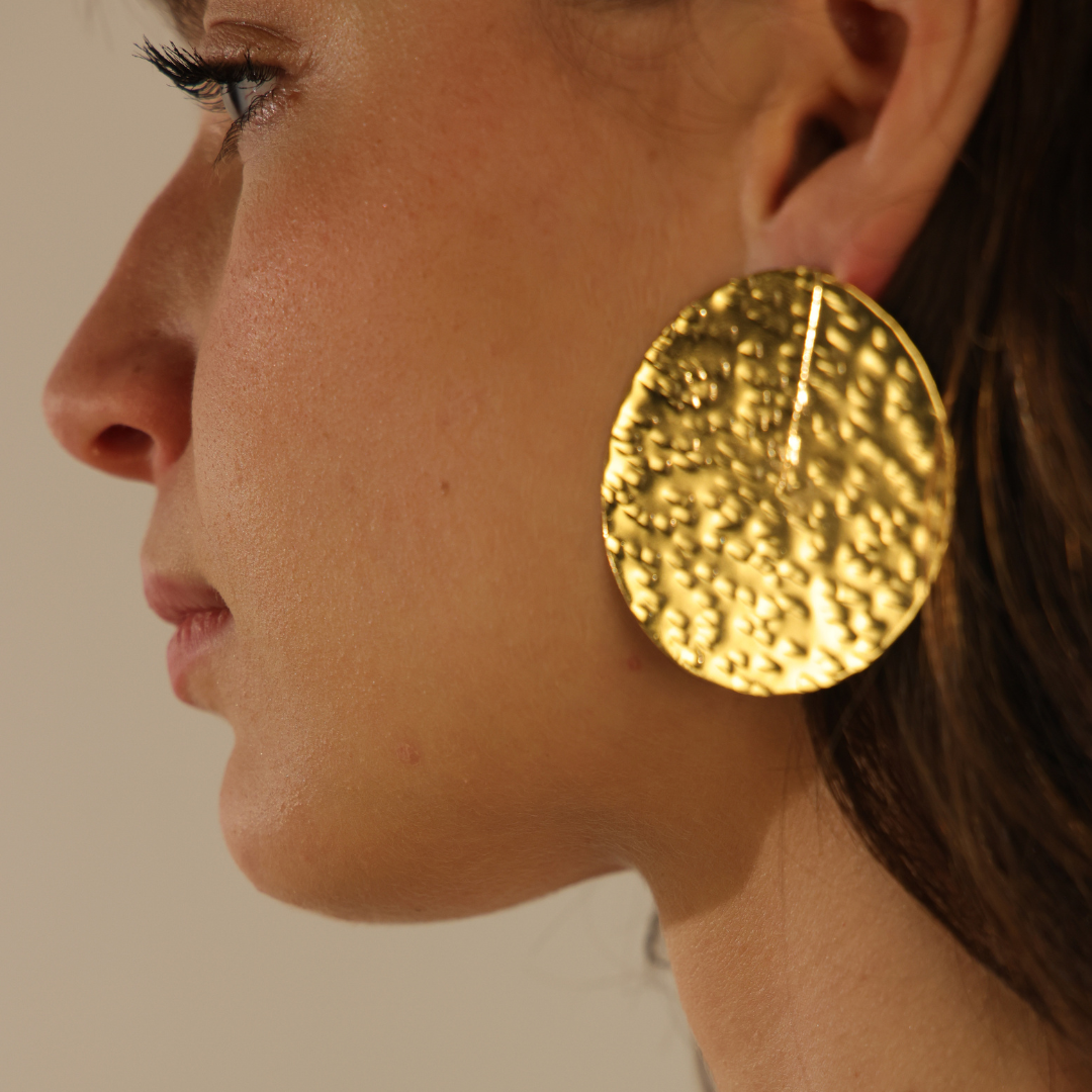 MAXI DHARMA, ARETES CON BAÑO DE ORO