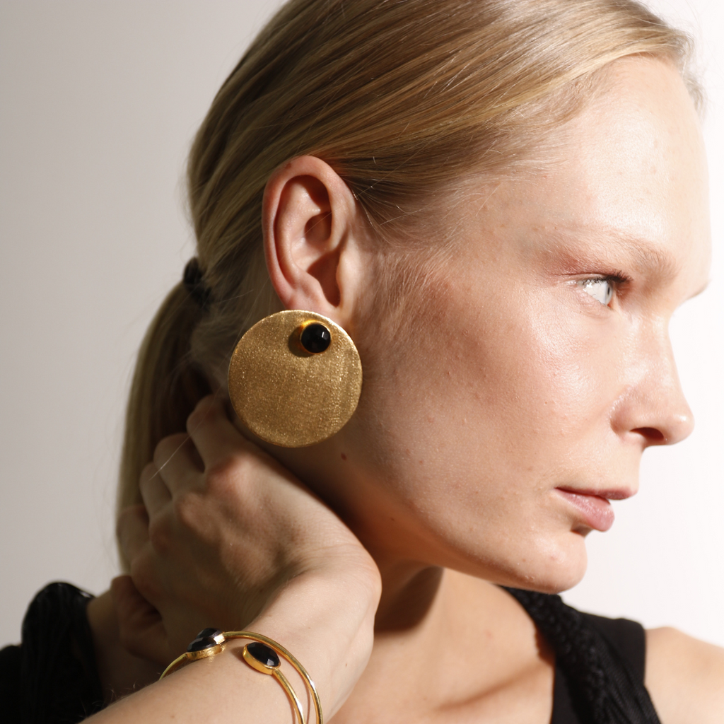 TATIANA, ARETES DESMONTABLES CON BAÑO DE ORO Y PIEDRAS NATURALES.