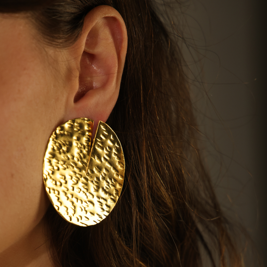 MAXI DHARMA, ARETES CON BAÑO DE ORO