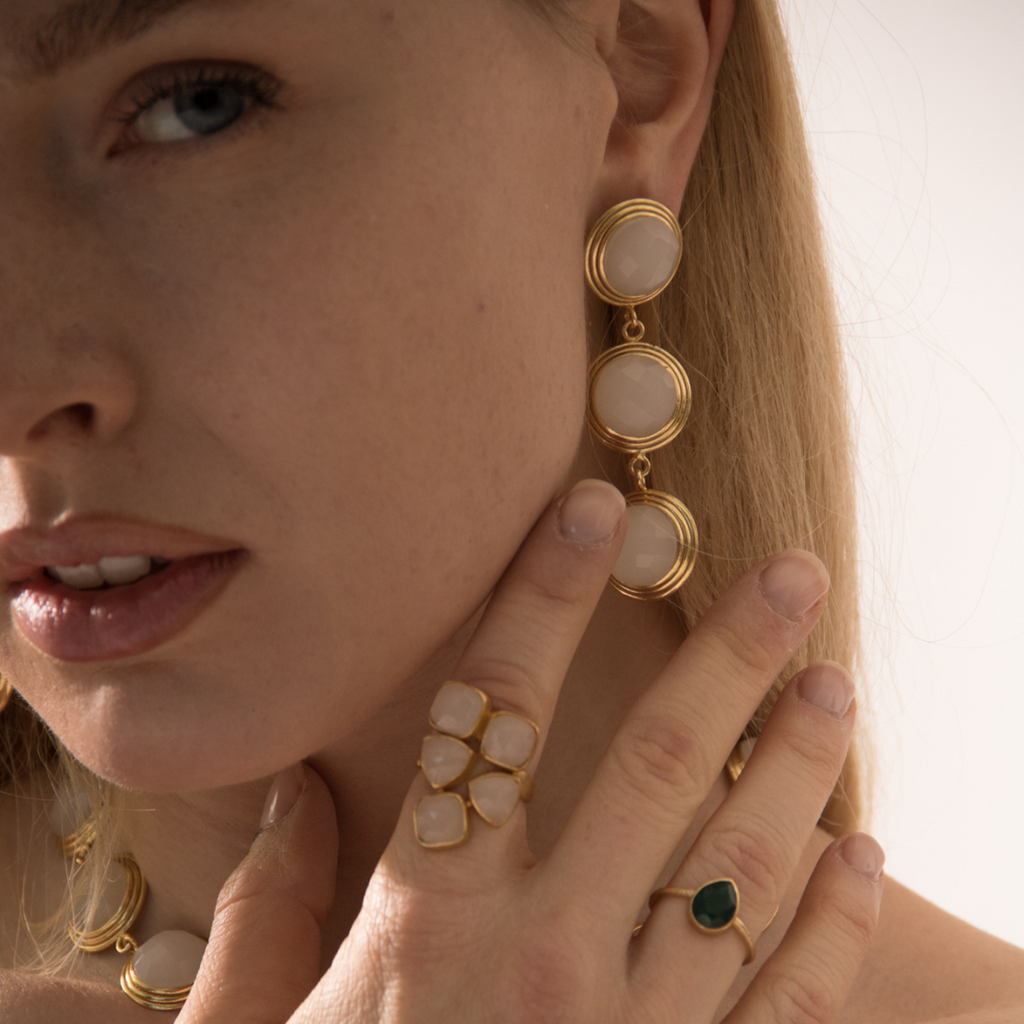 BERNARDA, ARETES CON PIEDRAS NATURALES Y BAÑO DE ORO.