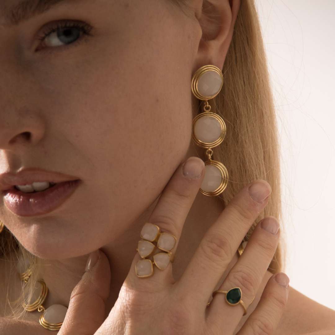 BERNARDA, ARETES CON PIEDRAS NATURALES Y BAÑO DE ORO.