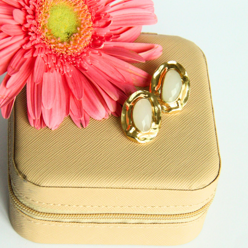 OLIVA, ARETES CON PIEDRAS NATURALES Y BAÑO DE ORO