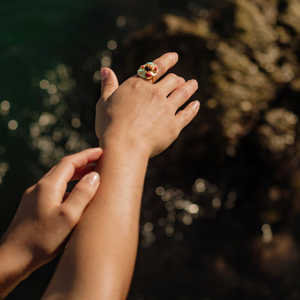 THALASSA, ANILLO CON PIEDRAS NATURALES Y BAÑO DE ORO