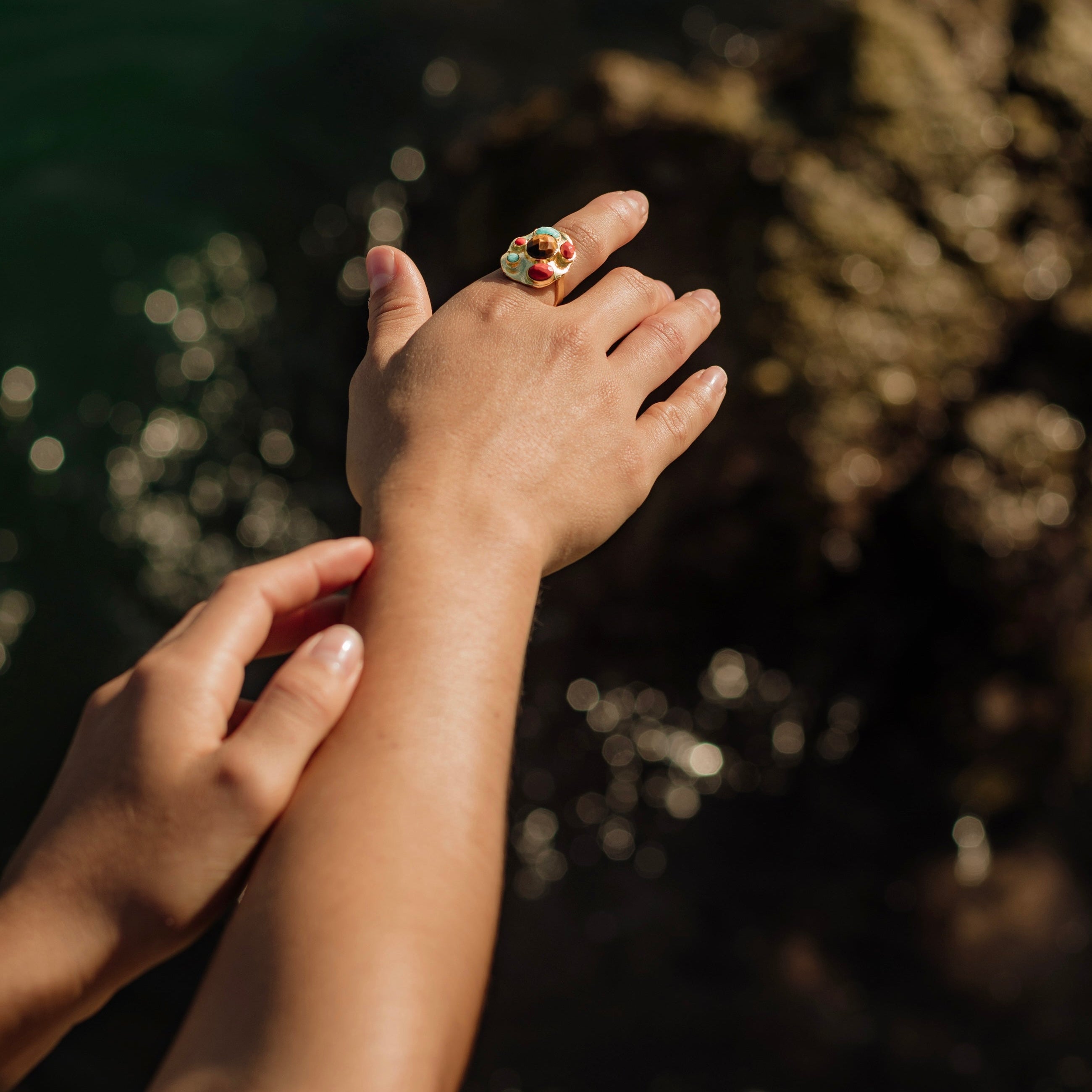 THALASSA, ANILLO CON PIEDRAS NATURALES Y BAÑO DE ORO