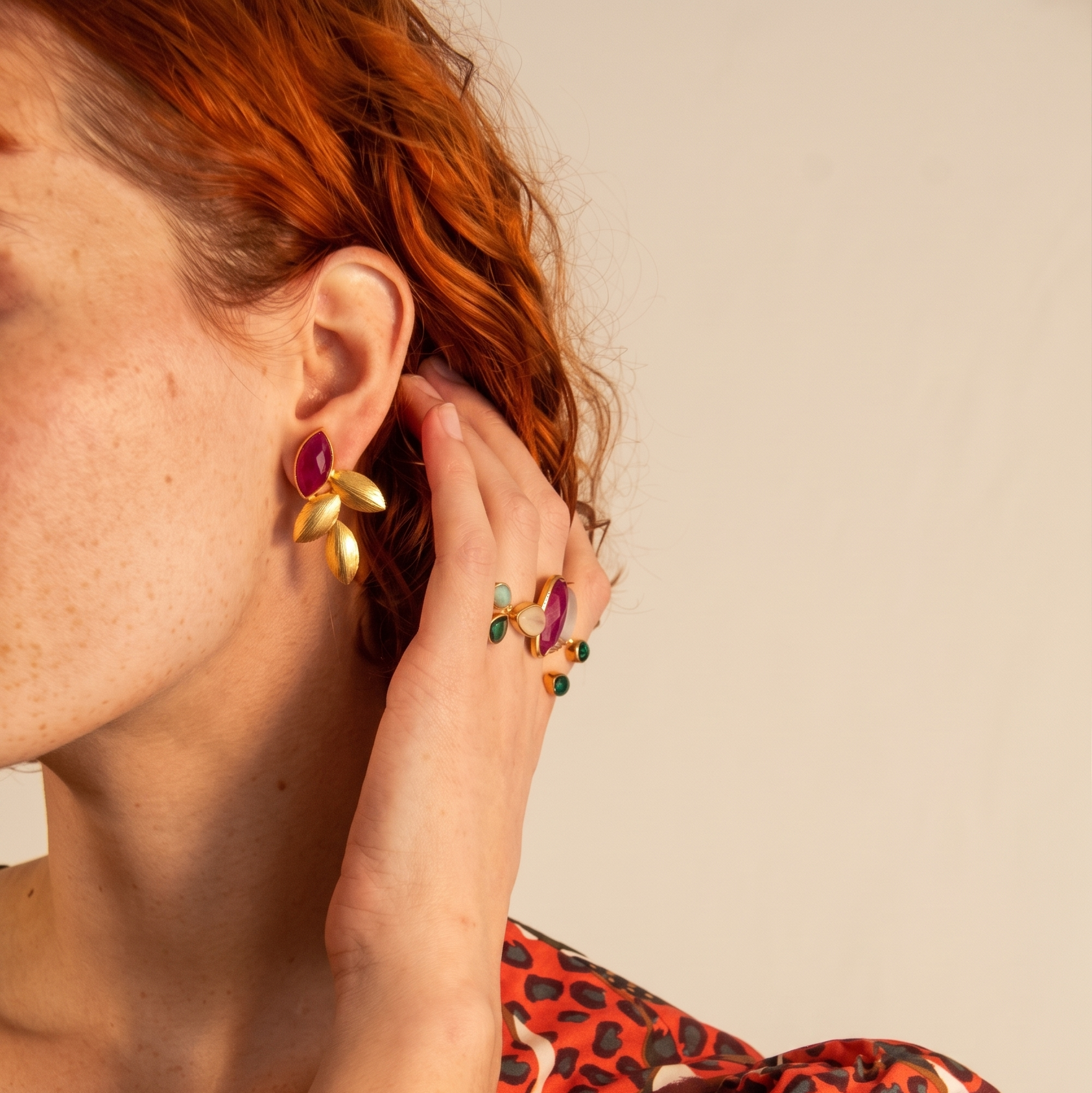 MARIETA, ARETES CON PIEDRAS NATURALES Y BAÑO DE ORO