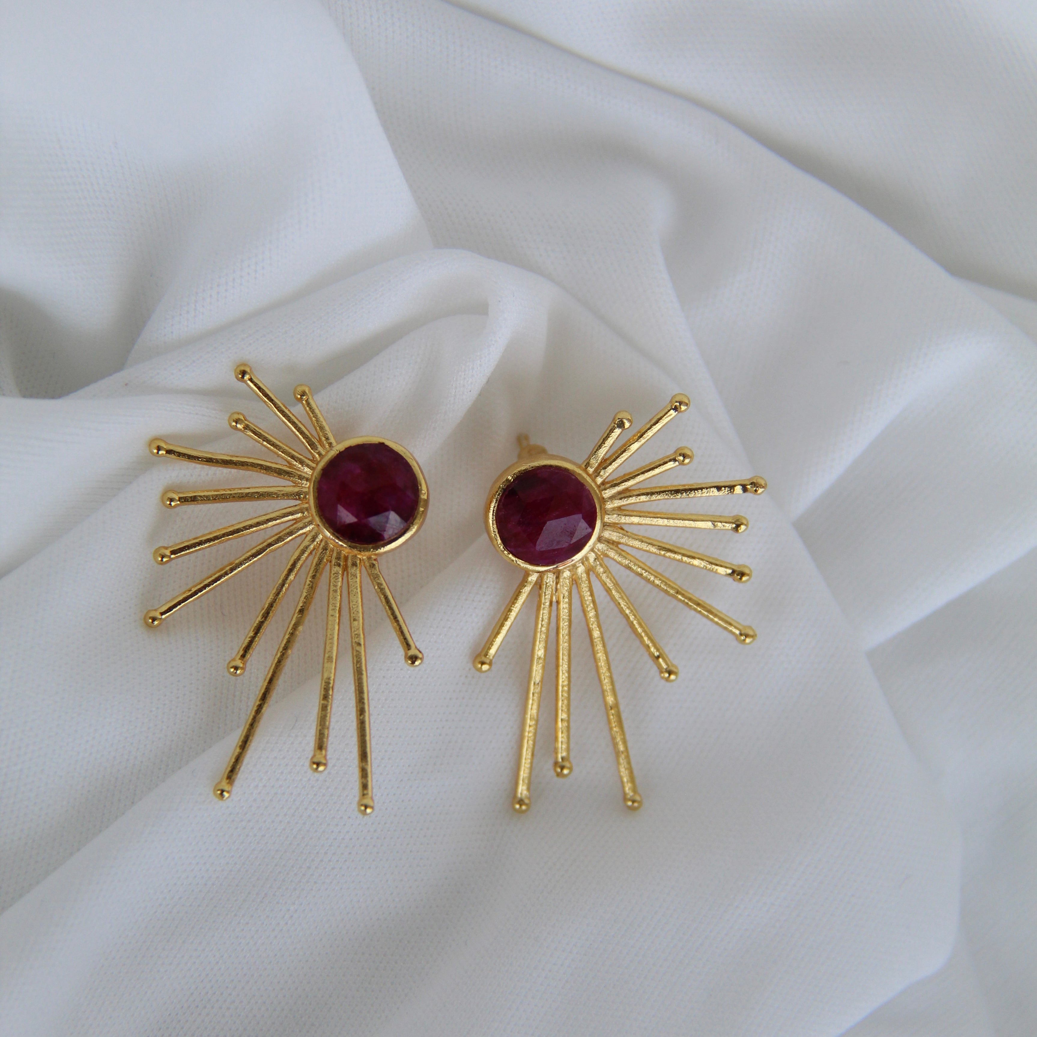 PAOLA, aretes con piedras naturales y baño de oro