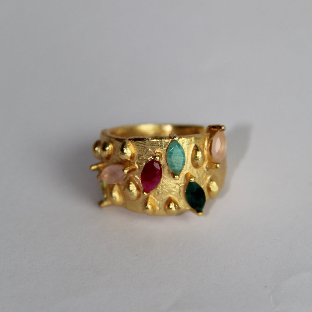 ATMA, ANILLO CON PIEDRAS NATURALES Y BAÑO DE ORO