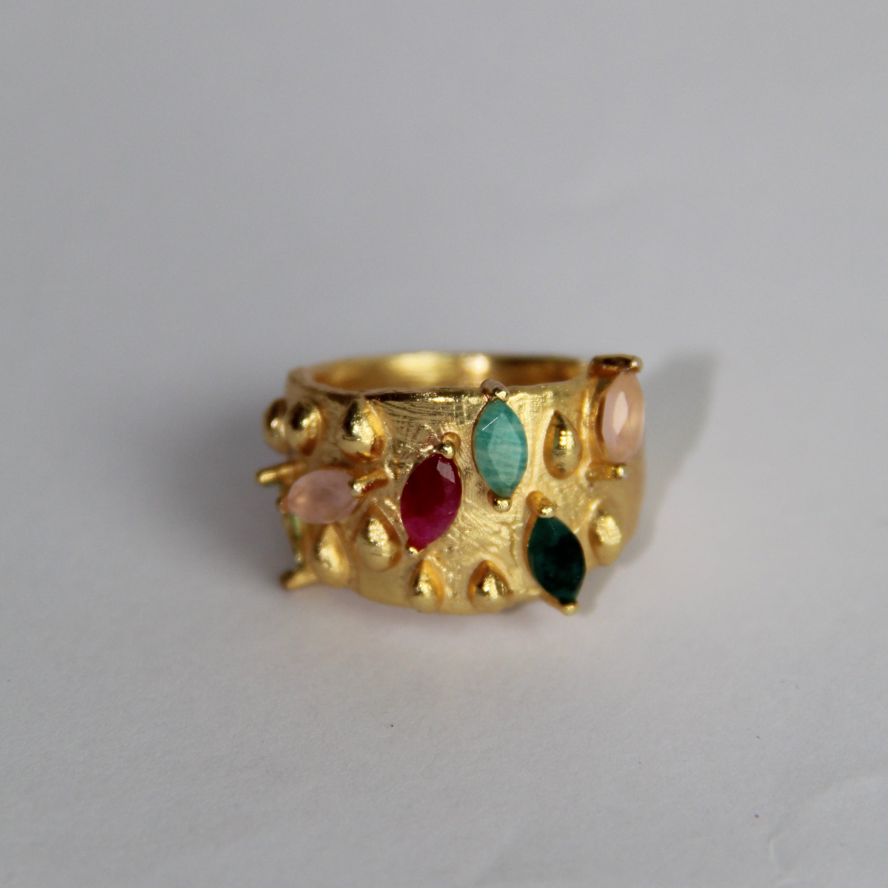 ATMA, ANILLO CON PIEDRAS NATURALES Y BAÑO DE ORO