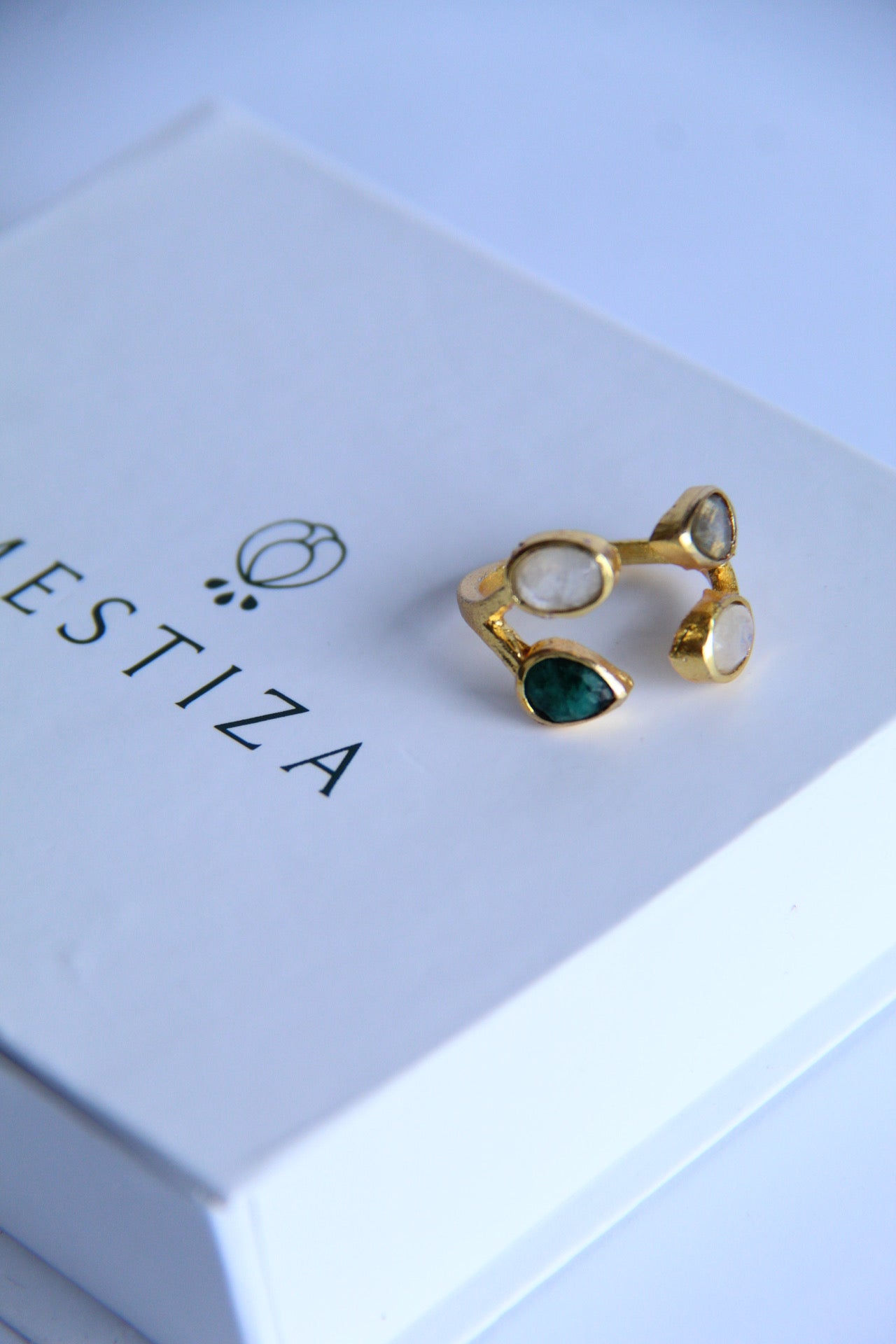 IVANA, ANILLOS CON PIEDRAS NATURALES Y BAÑO DE ORO.