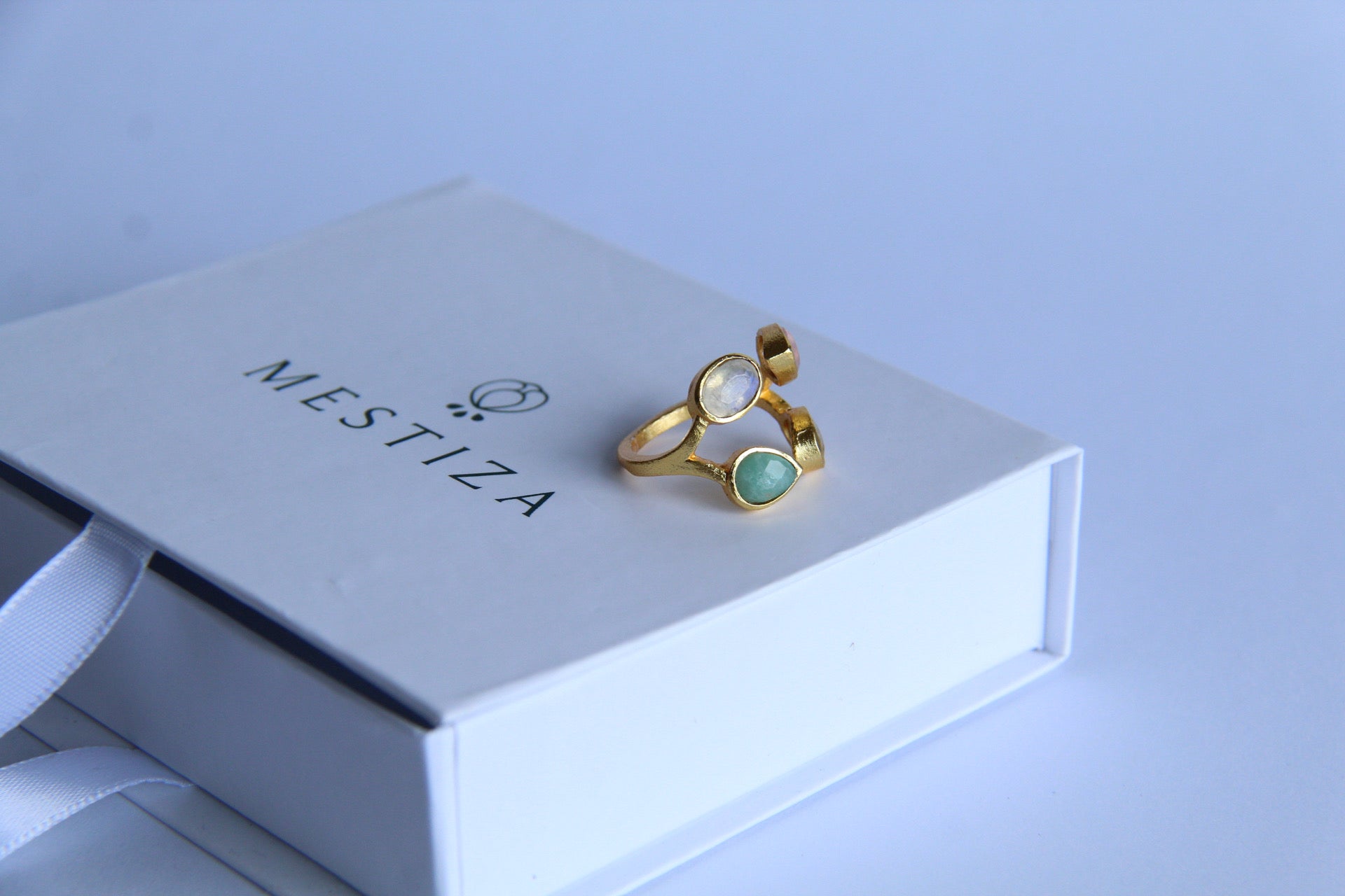 IVANA, ANILLOS CON PIEDRAS NATURALES Y BAÑO DE ORO.