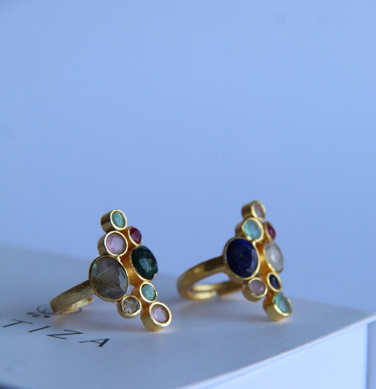 SOLIER, anillo de piedras naturales y baño de oro.