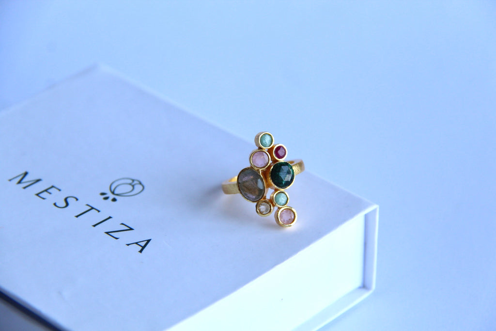 SOLIER, anillo de piedras naturales y baño de oro.