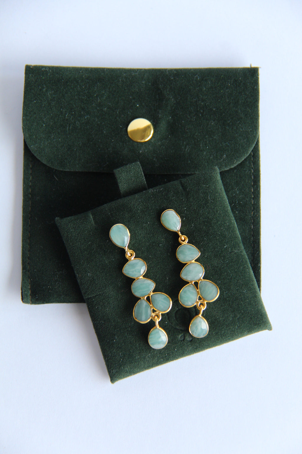 NARCISO, aretes con piedras, bañados en oro de 24k.