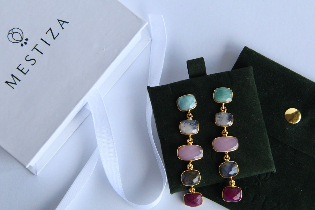 TUI, aretes largos con piedras naturales