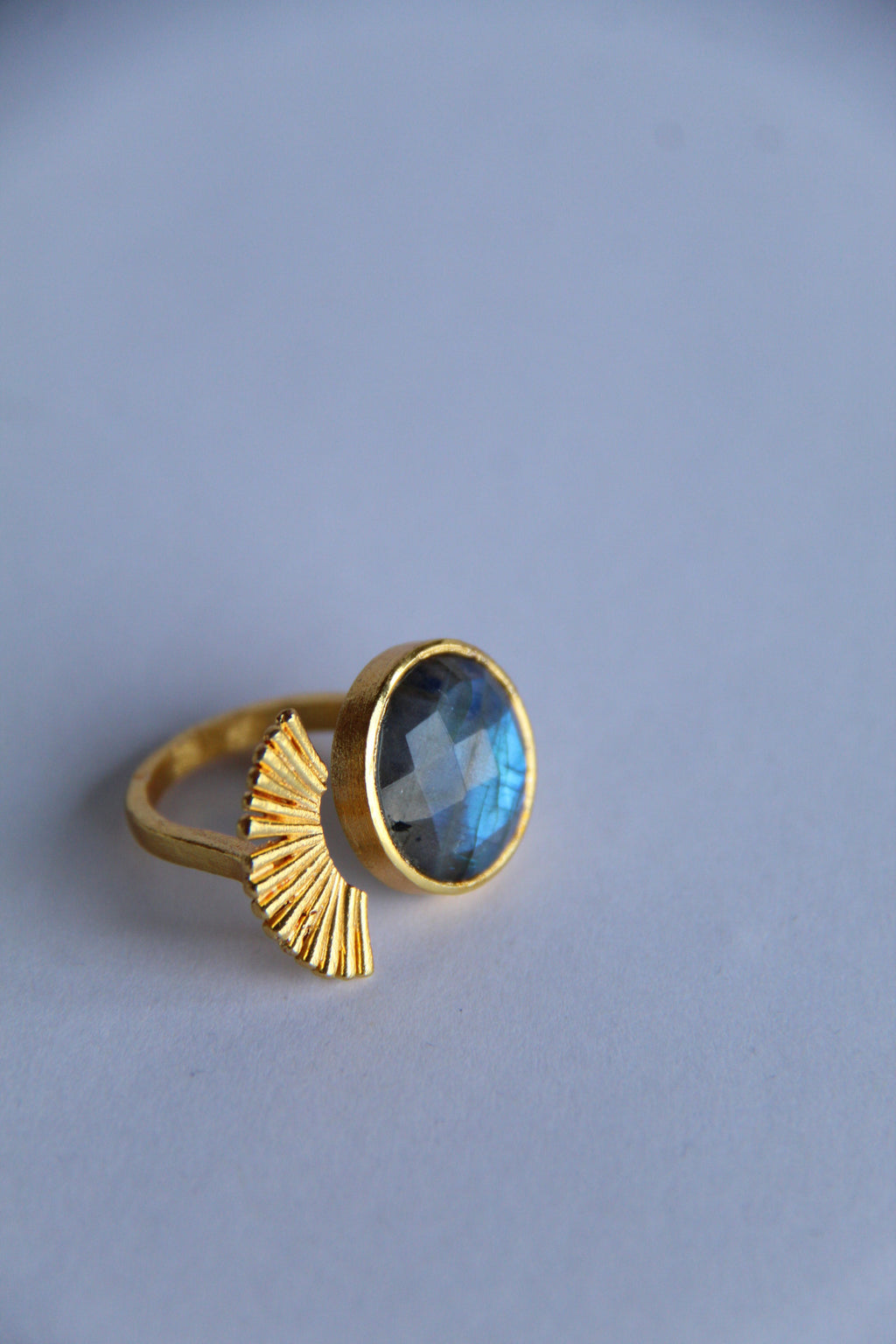 TAMARA, ANILLO CON PIEDRA NATURAL Y BAÑO DE ORO