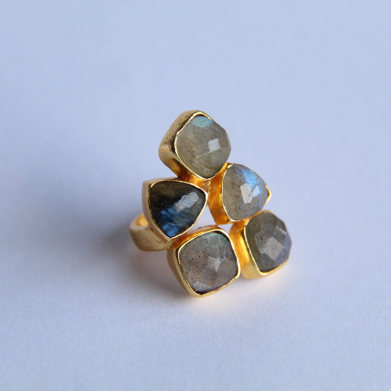 SHINE anillo con piedras y baño de oro de 24k