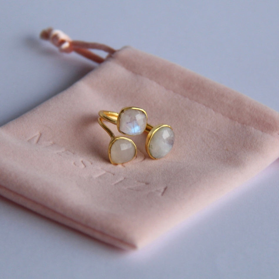 ALMA, anillo con piedras bañado en oro de 24k.