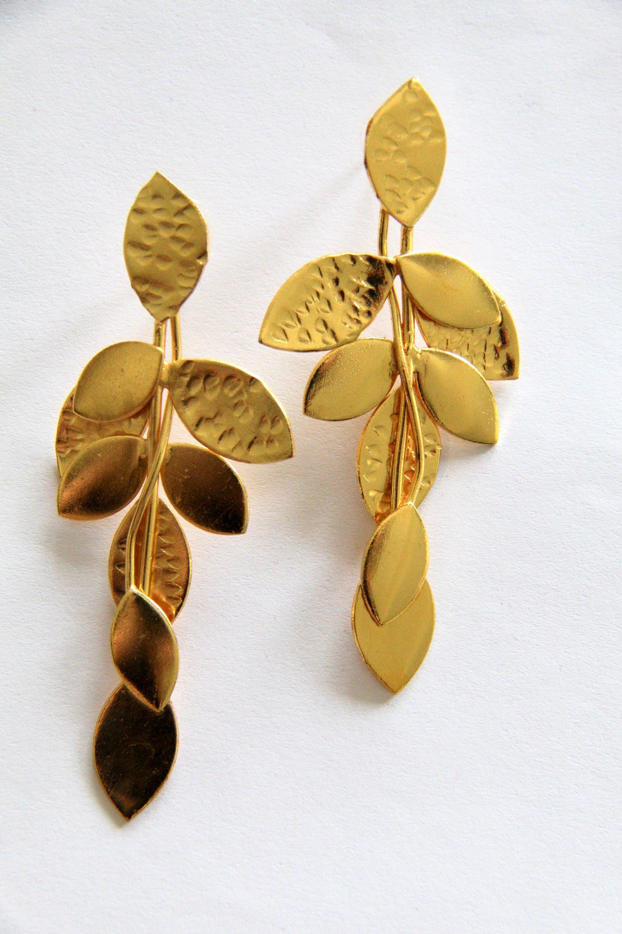 ELI, ARETES DORADOS CON BAÑO DE ORO.