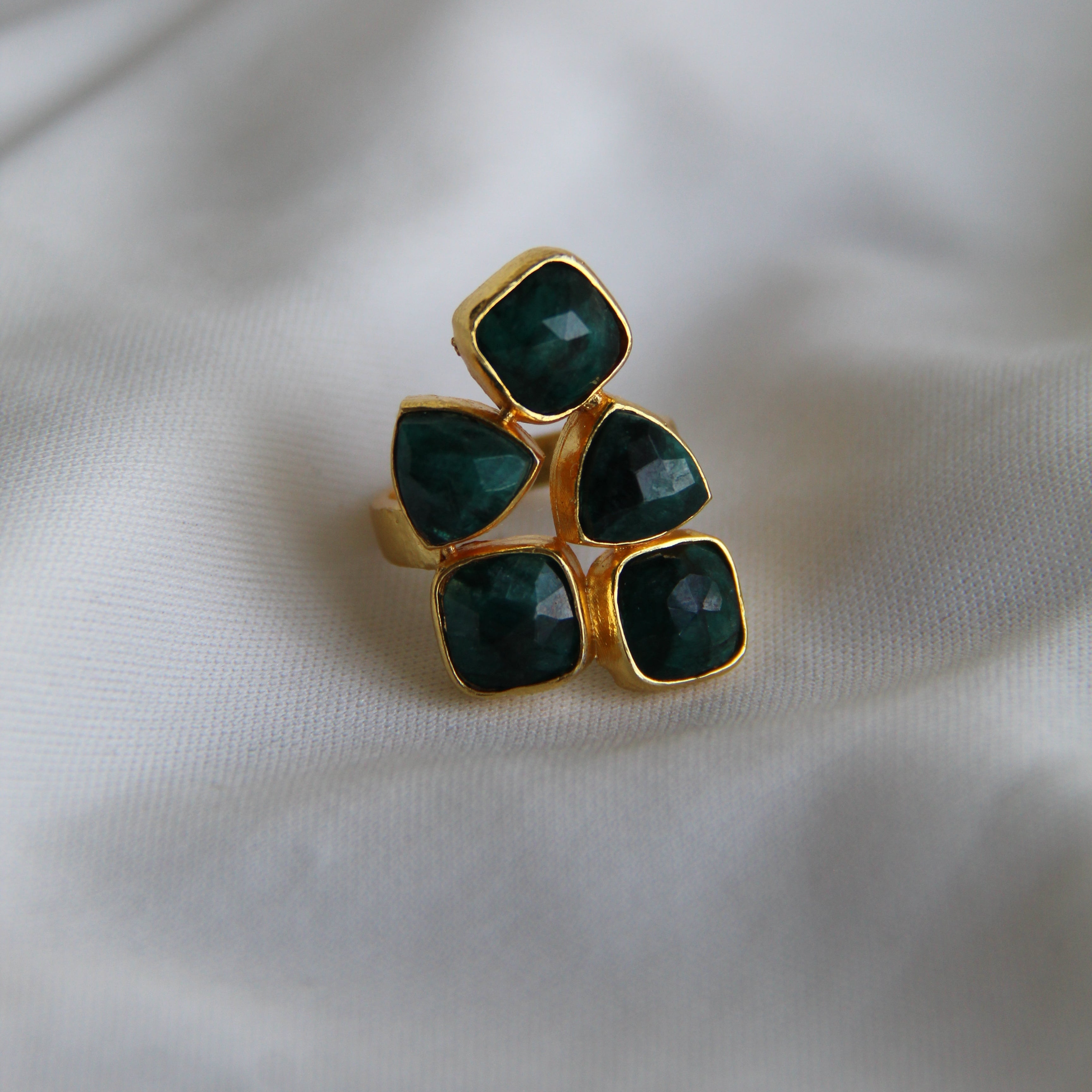 SHINE anillo con piedras y baño de oro de 24k