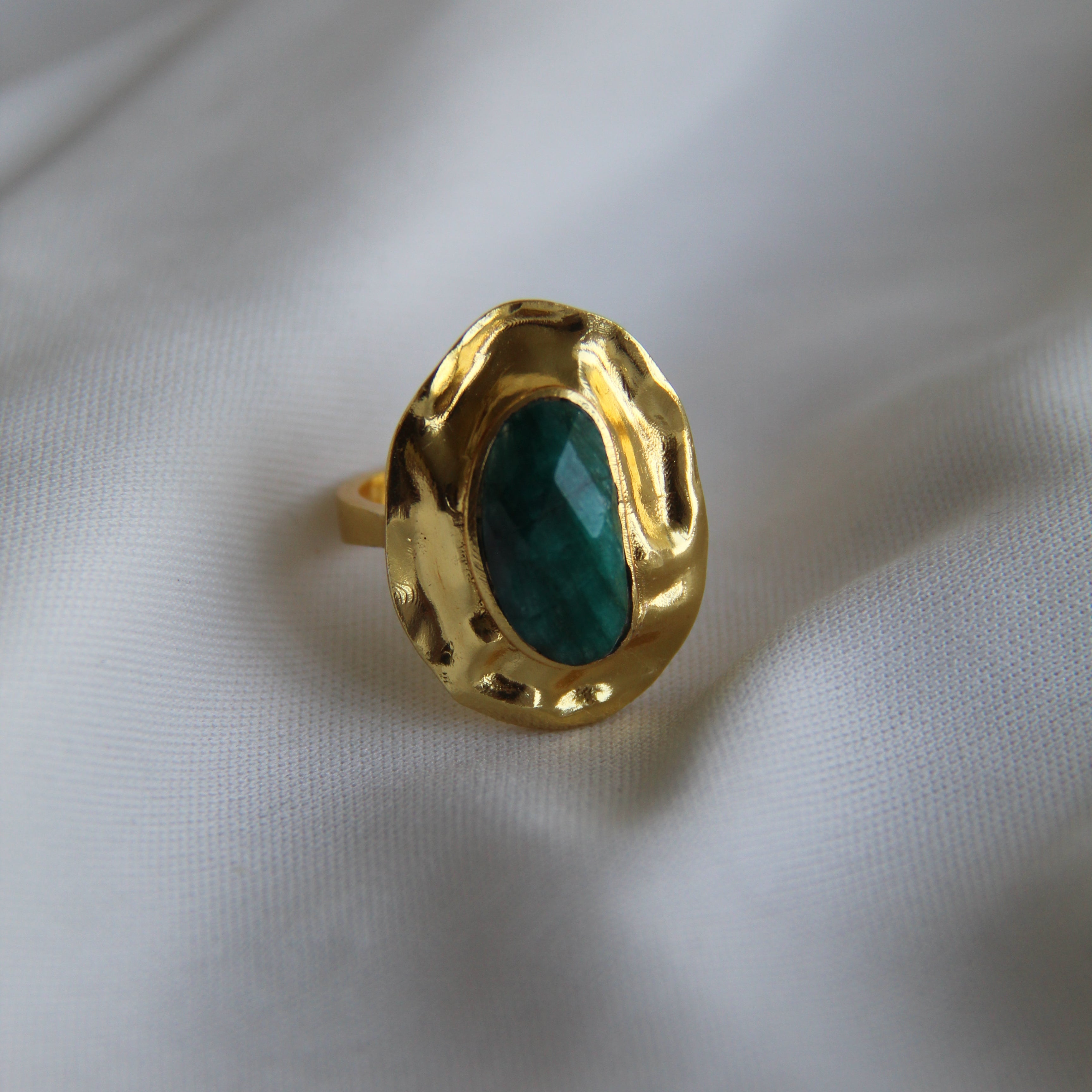 OLIVA, ANILLO CON PIEDRAS NATURALES Y BAÑO DE ORO