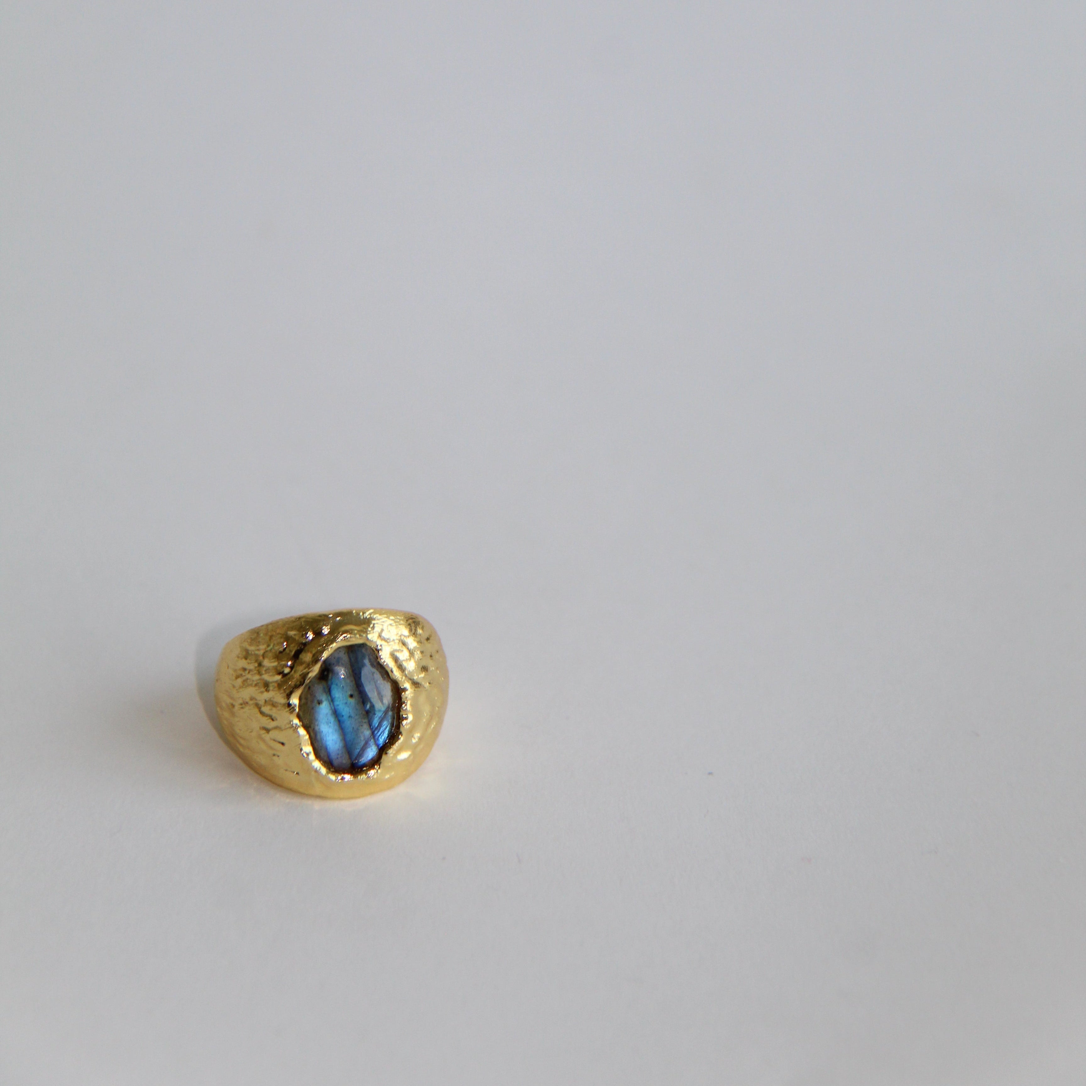 DELORA, ANILLO CON PIEDRAS NATURALES Y BAÑO DE ORO