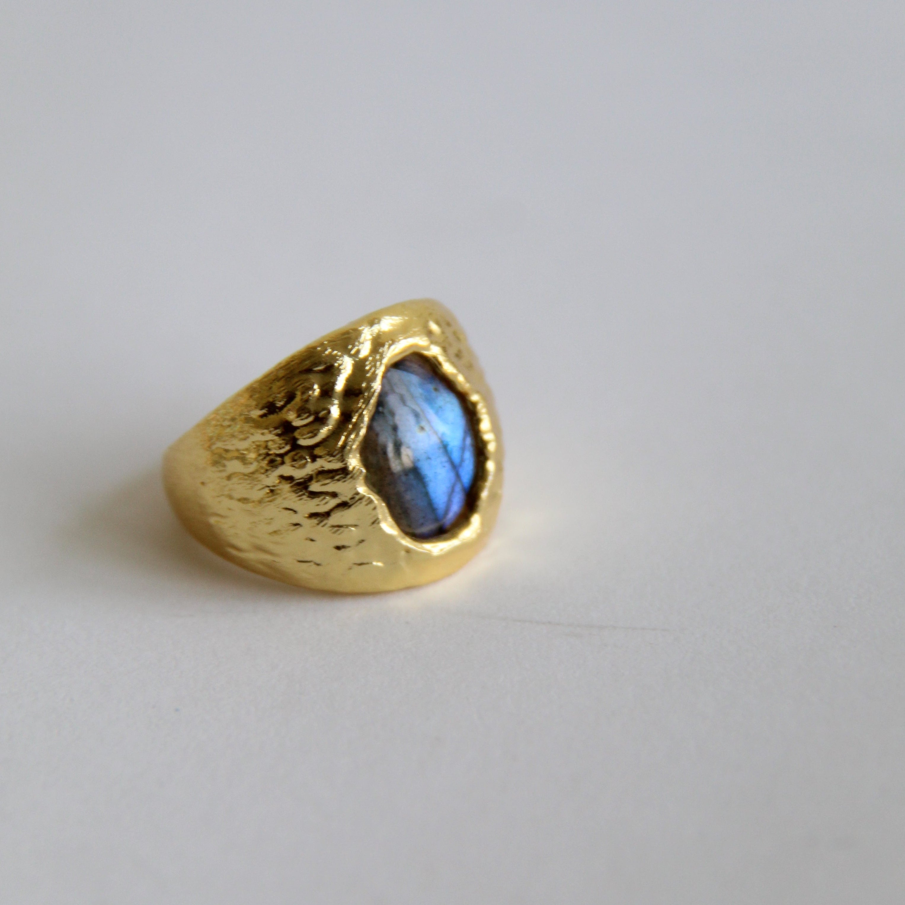 DELORA, ANILLO CON PIEDRAS NATURALES Y BAÑO DE ORO