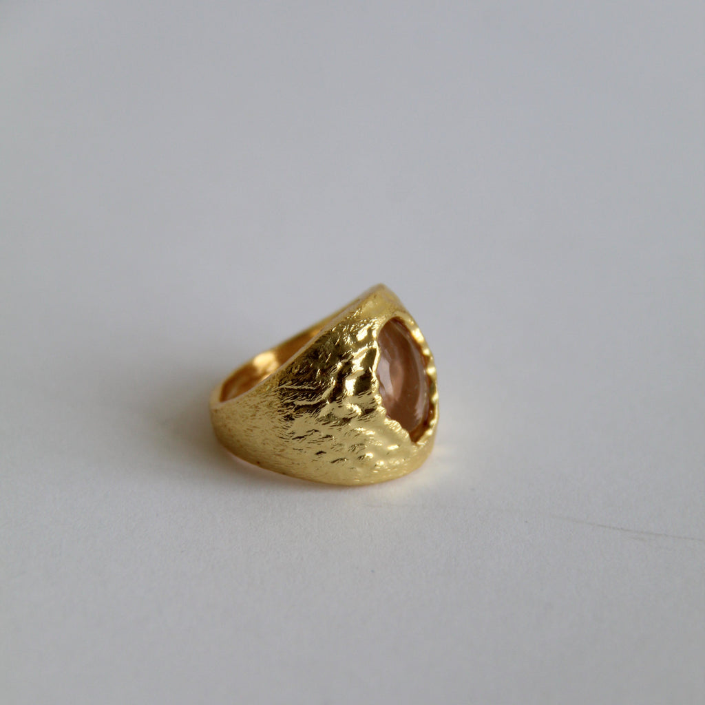 DELORA, ANILLO CON PIEDRAS NATURALES Y BAÑO DE ORO