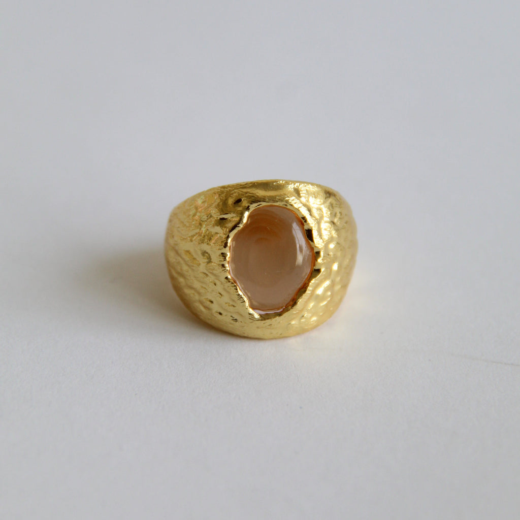 DELORA, ANILLO CON PIEDRAS NATURALES Y BAÑO DE ORO