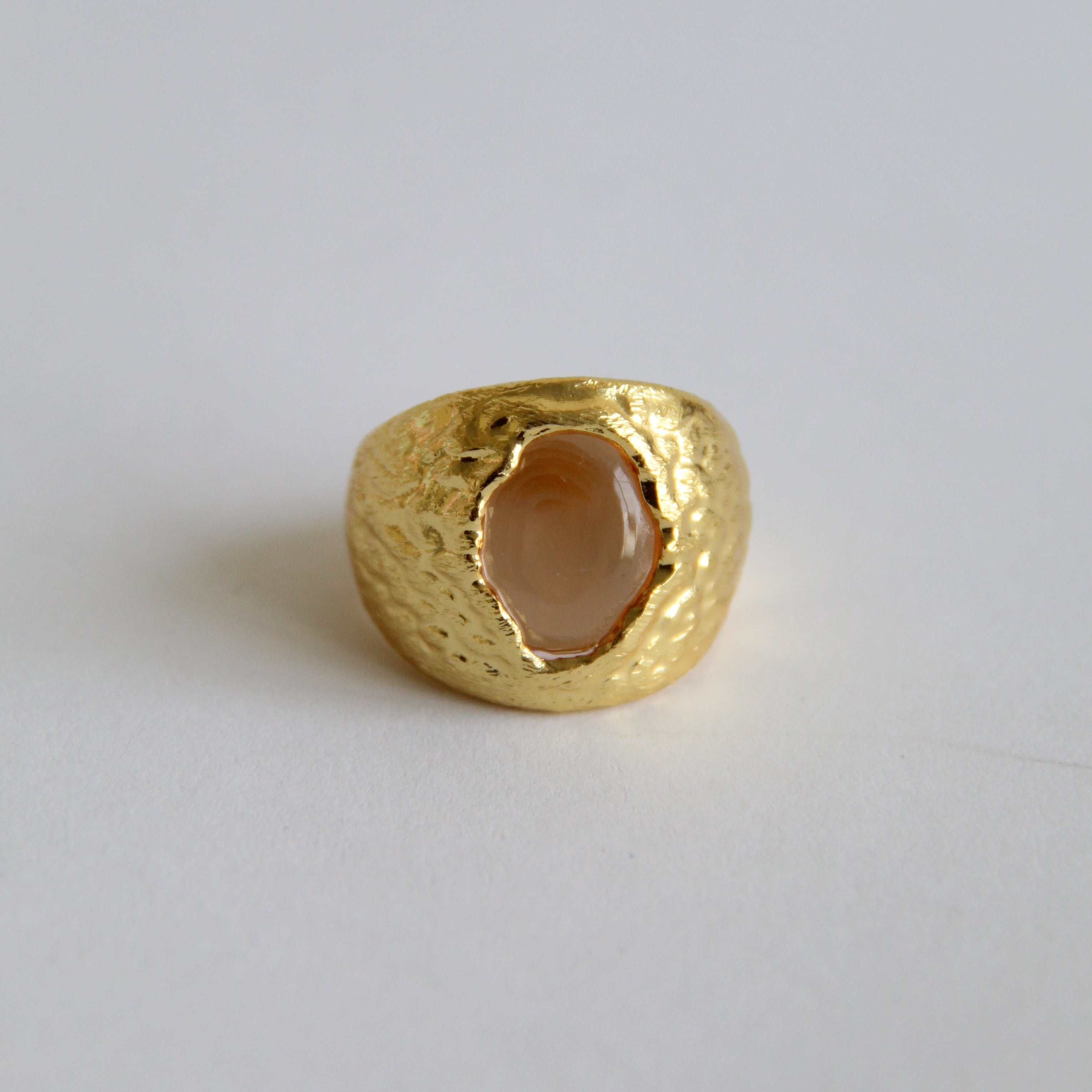 DELORA, ANILLO CON PIEDRAS NATURALES Y BAÑO DE ORO