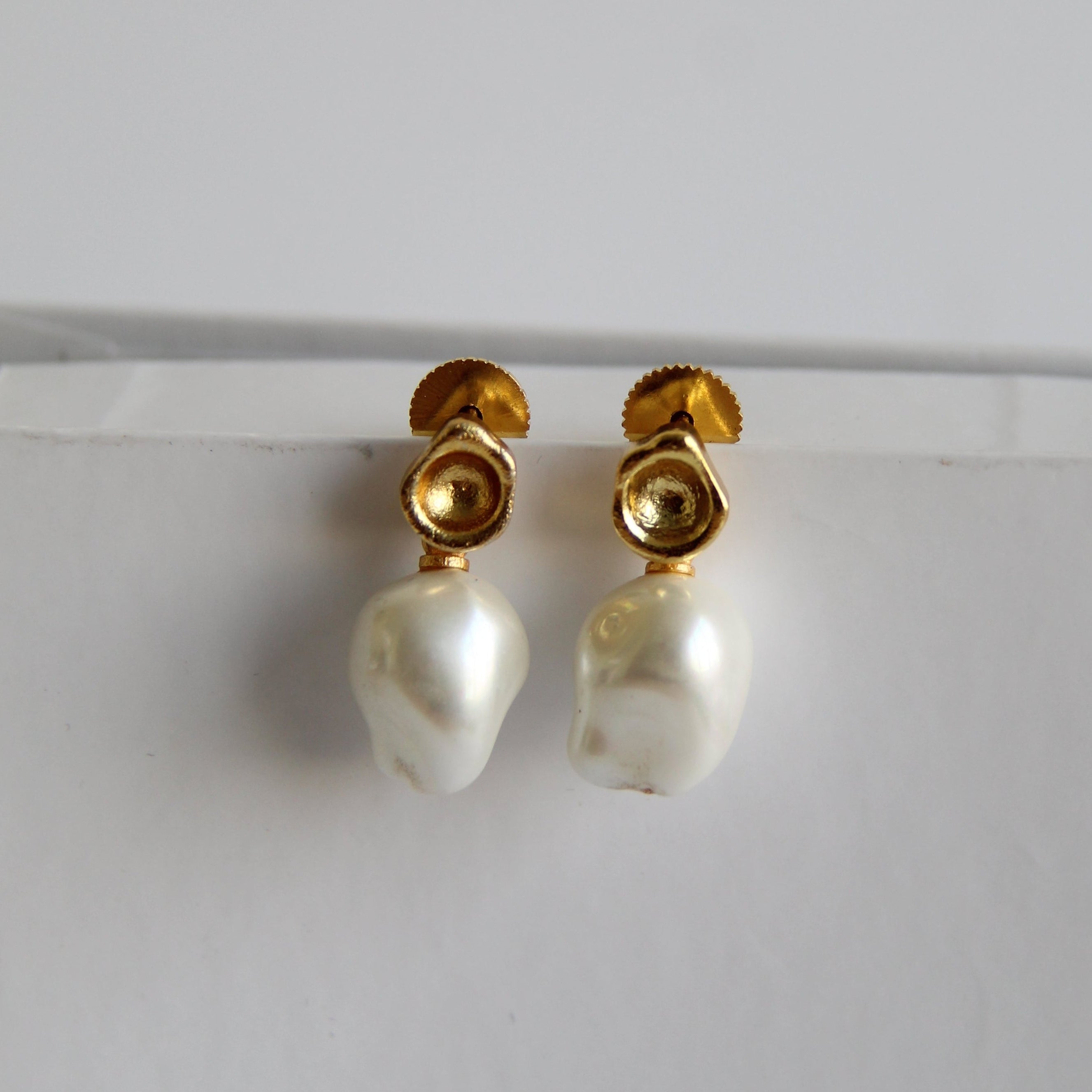 PIA, ARETES DESMONTABLES, CON PIEDRAS NATURALES Y BAÑO DE ORO