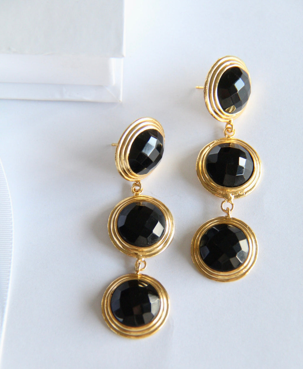 BERNARDA, ARETES CON PIEDRAS NATURALES Y BAÑO DE ORO.