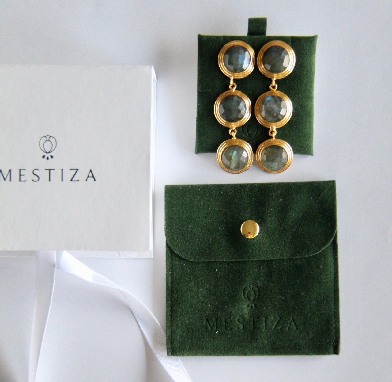 BERNARDA, ARETES CON PIEDRAS NATURALES Y BAÑO DE ORO.