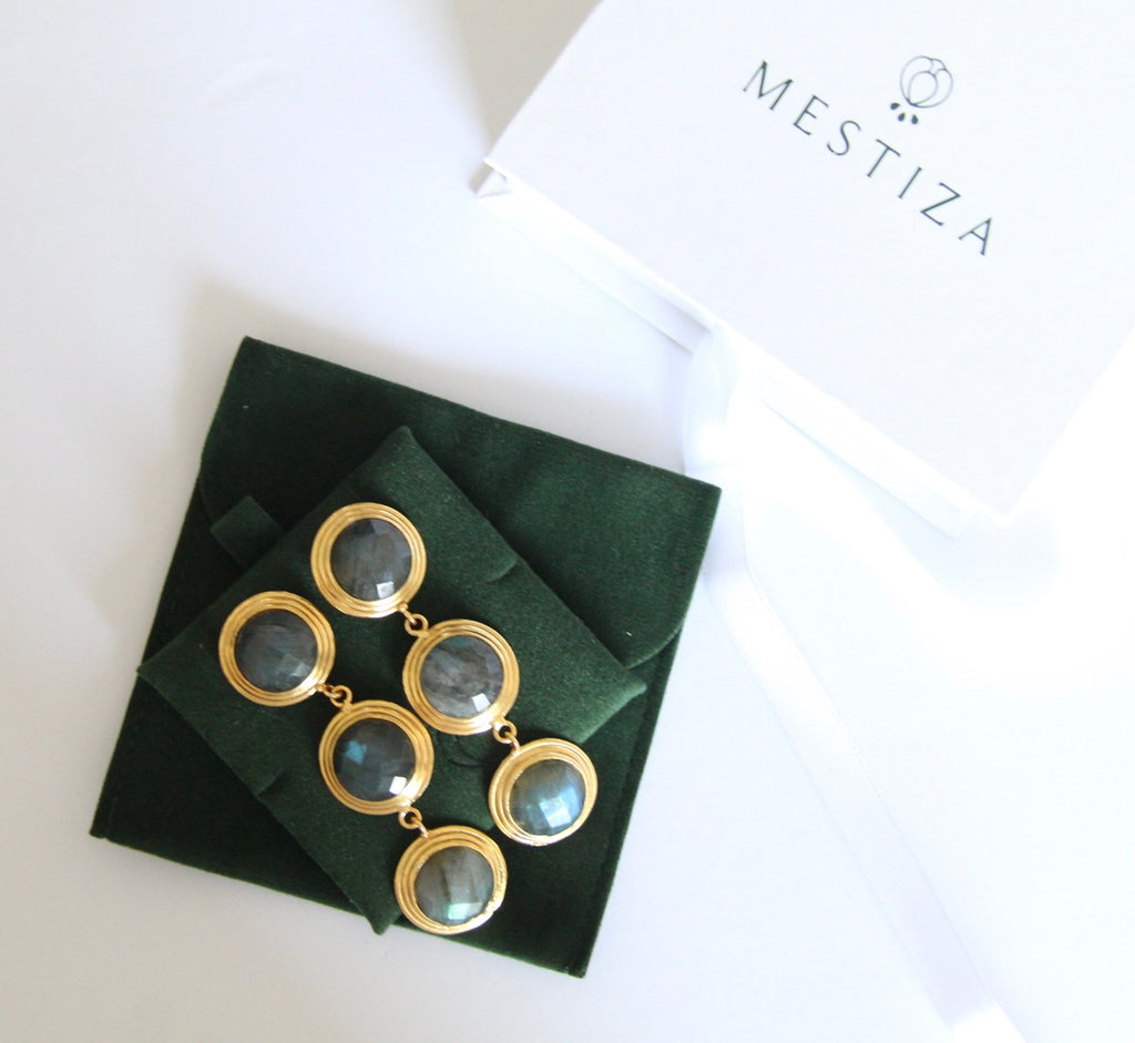 BERNARDA, ARETES CON PIEDRAS NATURALES Y BAÑO DE ORO.