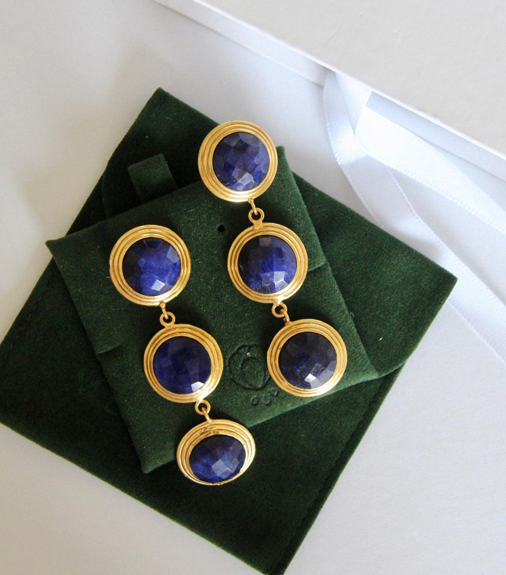 BERNARDA, ARETES CON PIEDRAS NATURALES Y BAÑO DE ORO.