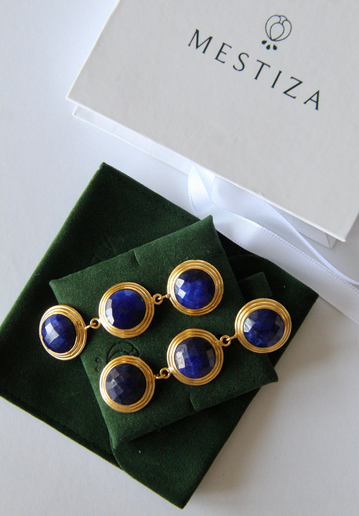 BERNARDA, ARETES CON PIEDRAS NATURALES Y BAÑO DE ORO.