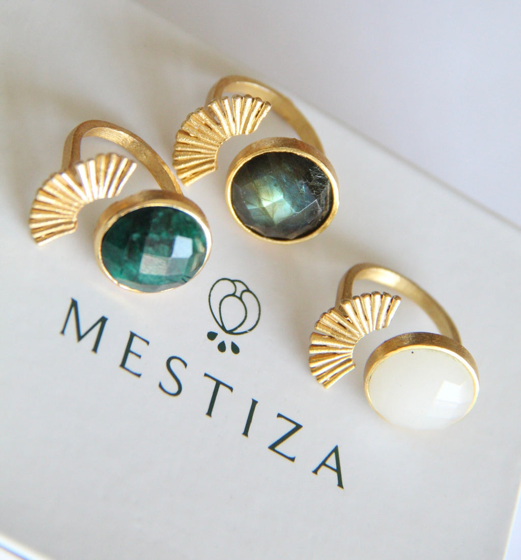 TAMARA, ANILLO CON PIEDRA NATURAL Y BAÑO DE ORO