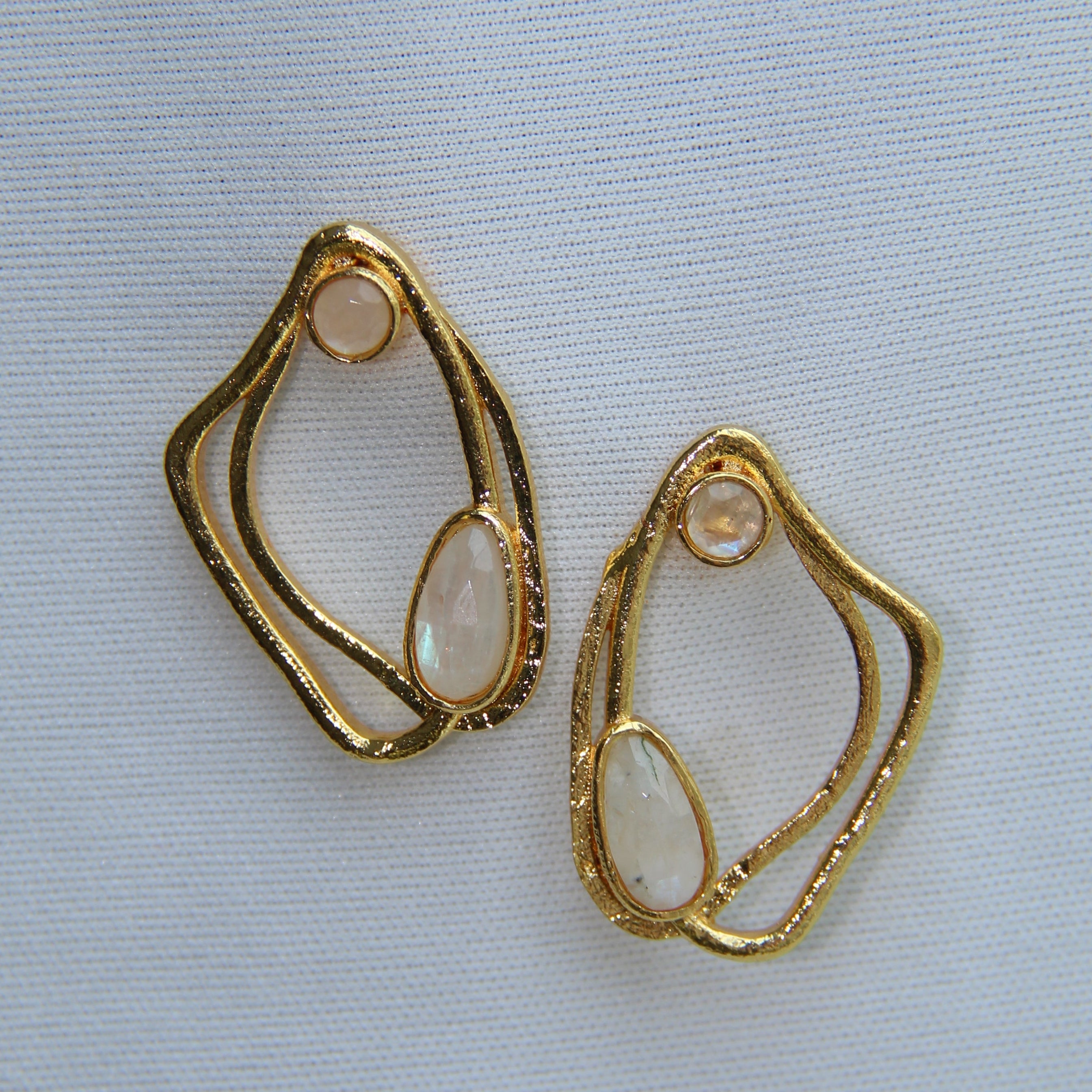 AYLA MINI , ARETES CON PIEDRAS NATURALES Y BAÑO DE ORO