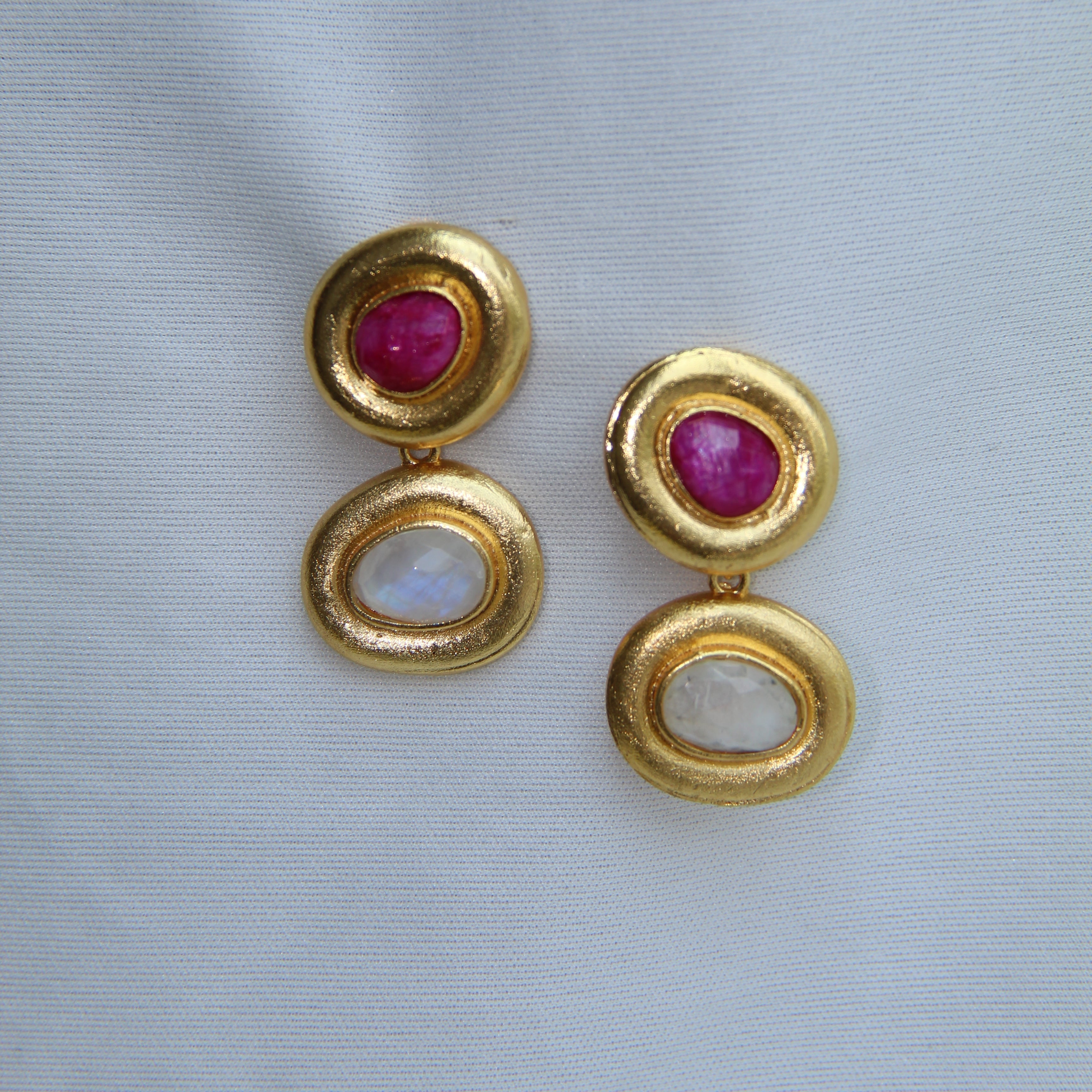 ACACIA, ARETES DESMONTABLES CON PIEDRAS NATURALES Y BAÑO DE ORO