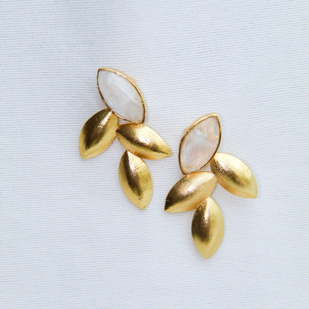 MARIETA, ARETES CON PIEDRAS NATURALES Y BAÑO DE ORO