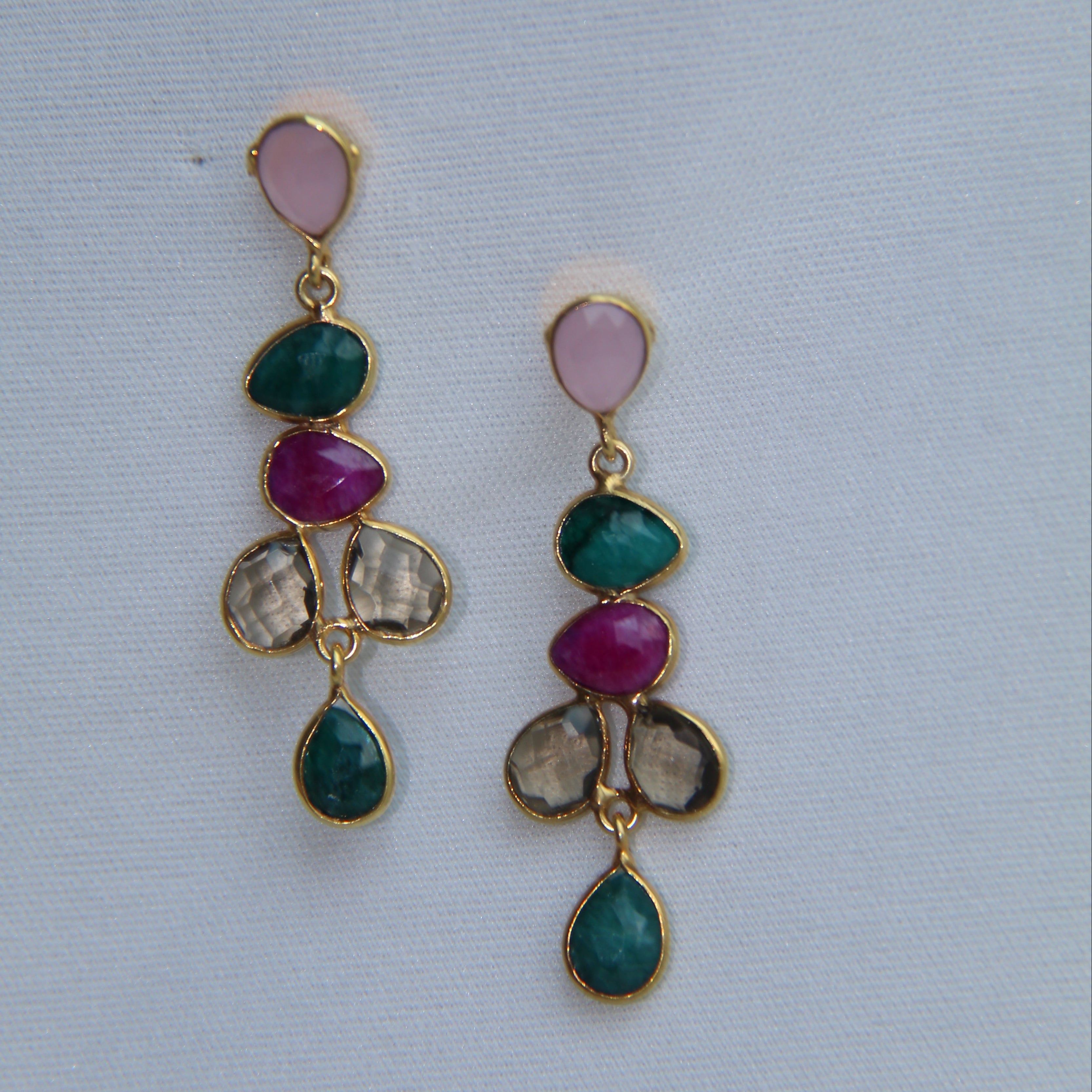 NARCISO, aretes con piedras, bañados en oro de 24k.