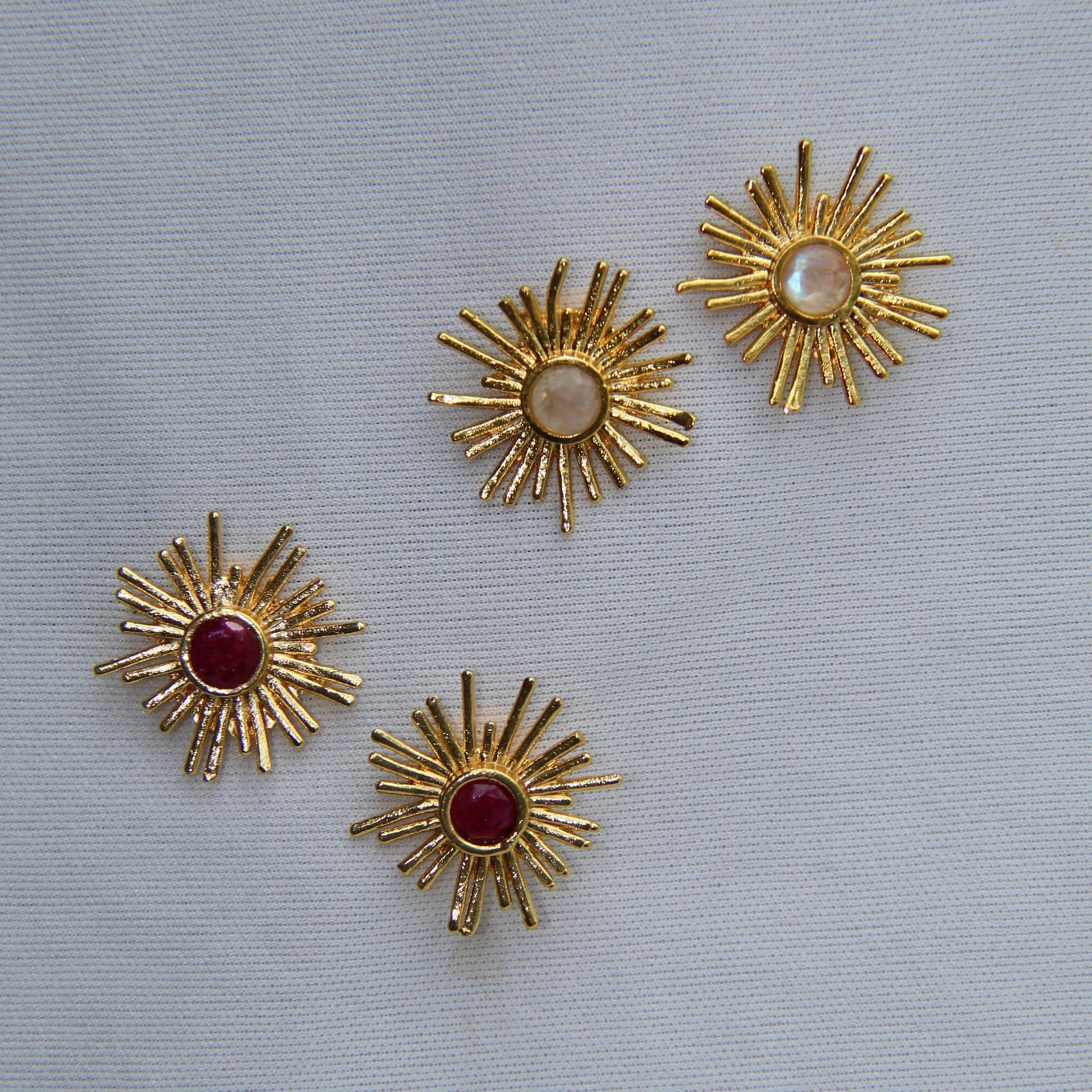 SOL, ARETES CON PIEDRAS NATURALES