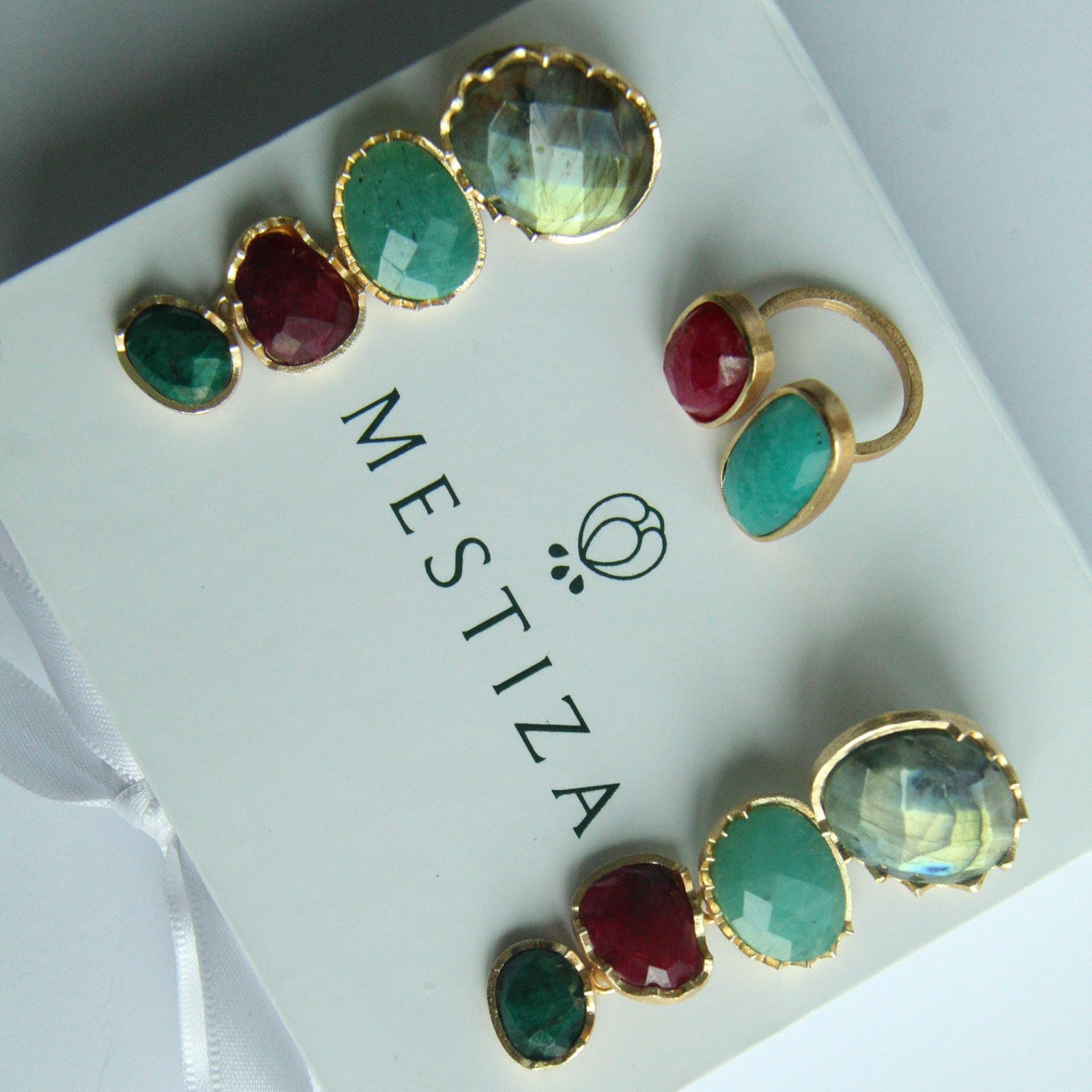 LARA, ARETES DESMONTABLES, CON PIEDRAS NATURALES Y BAÑO DE ORO