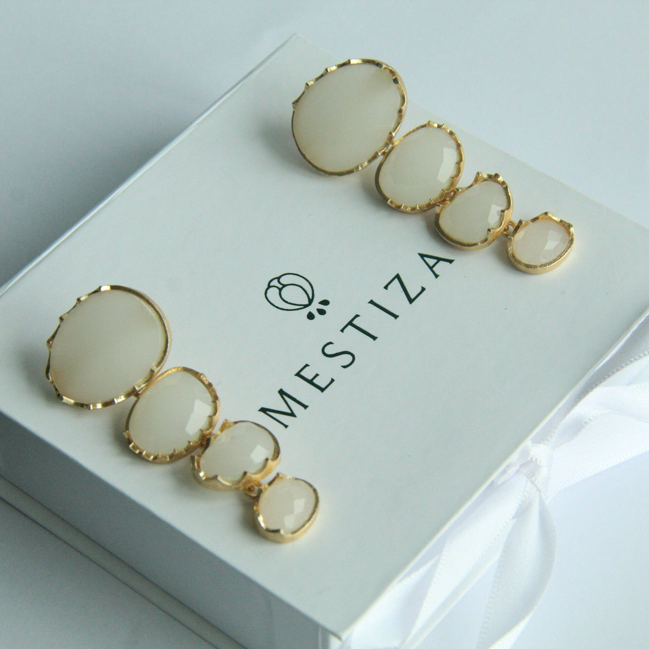 LARA, ARETES DESMONTABLES, CON PIEDRAS NATURALES Y BAÑO DE ORO