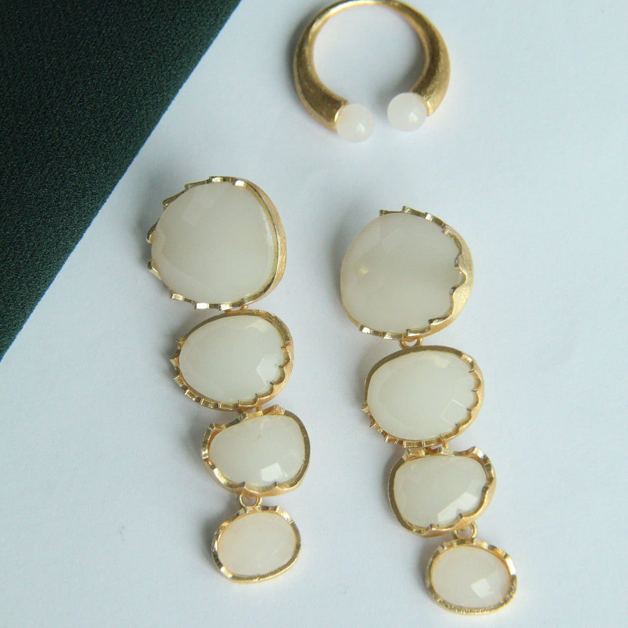 LARA, ARETES DESMONTABLES, CON PIEDRAS NATURALES Y BAÑO DE ORO