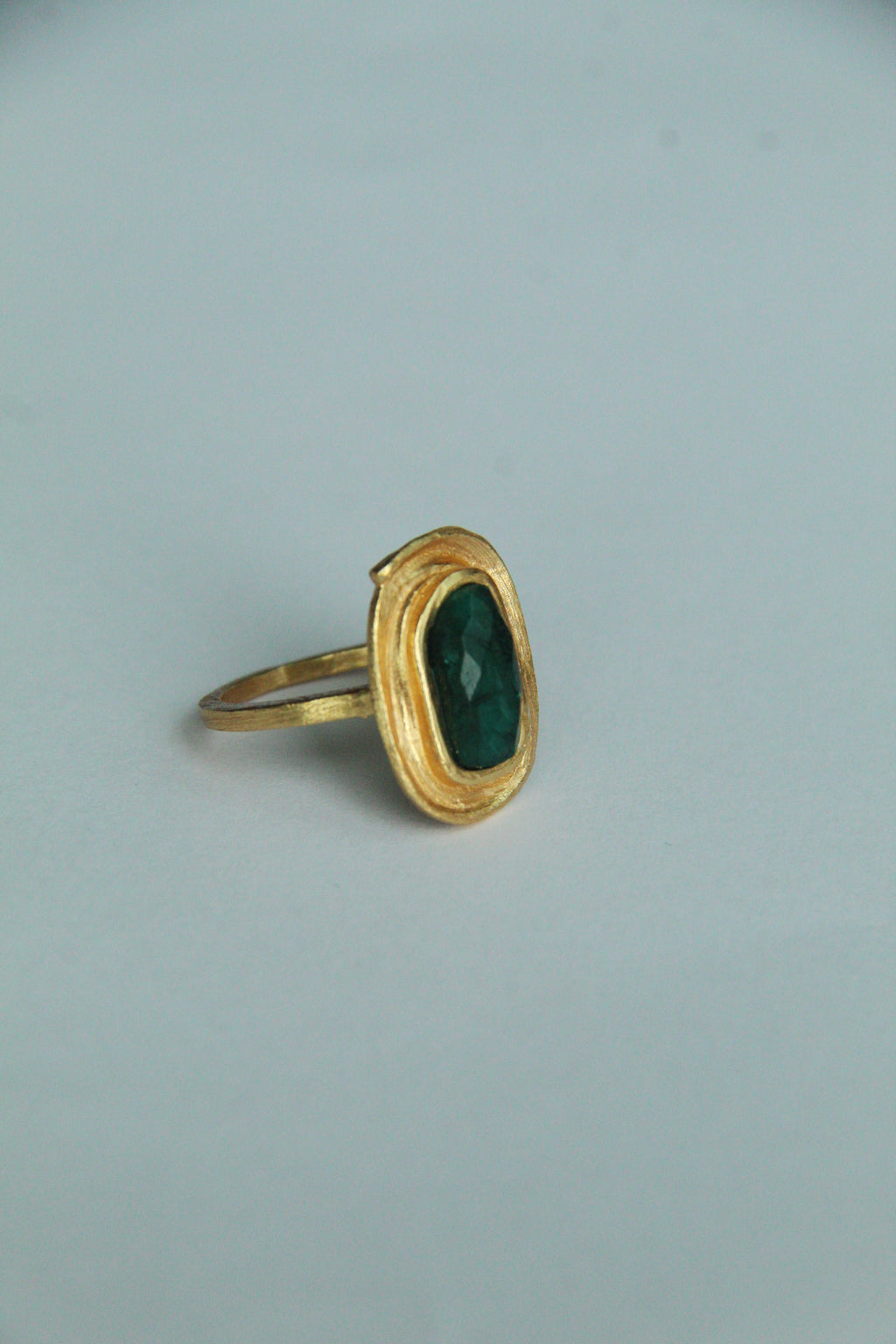 CASSIA, ANILLO CON PIEDRAS NATURALES Y BAÑO DE ORO