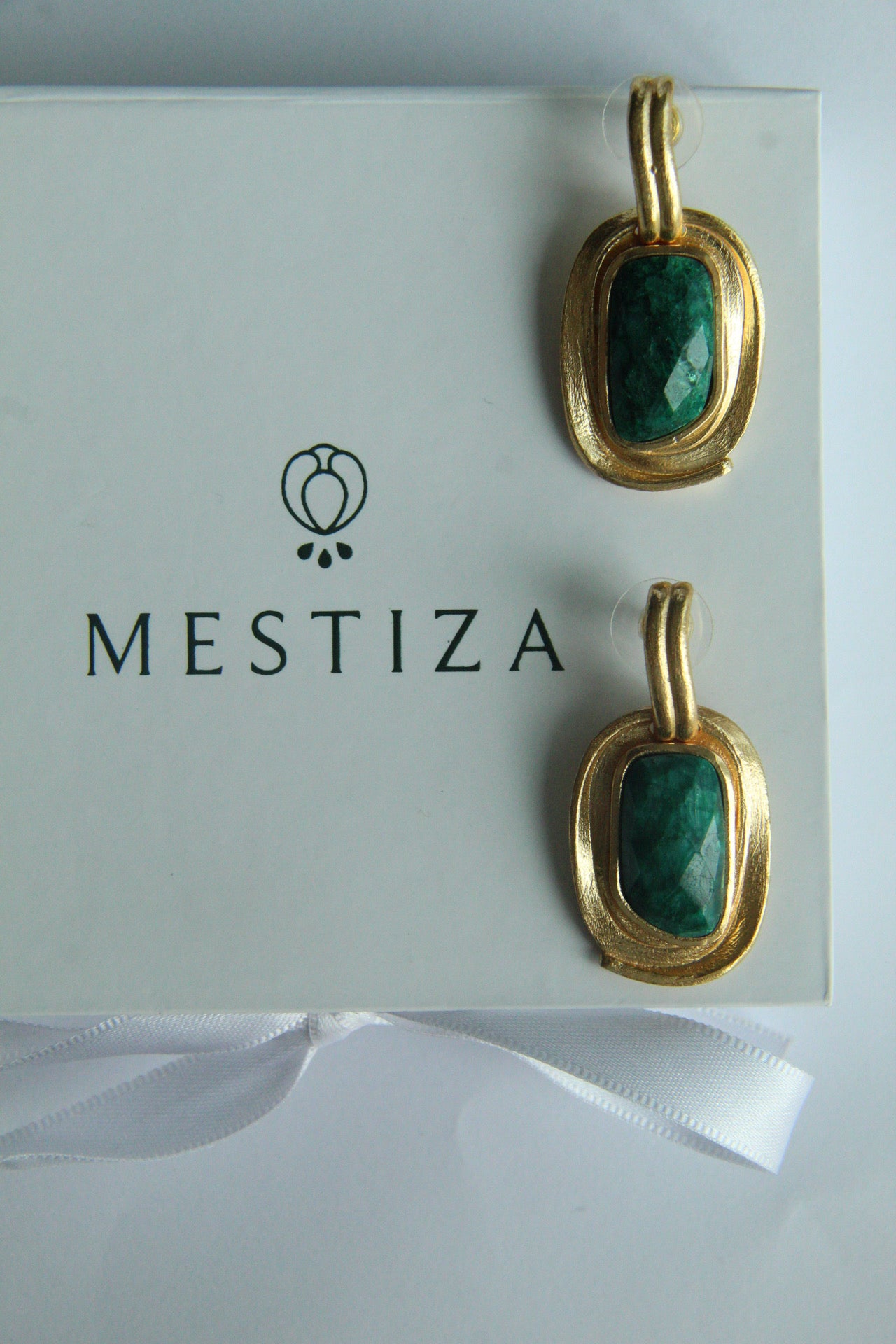 CASSIA , ARETES CON PIEDRAS NATURALES Y BAÑO DE ORO
